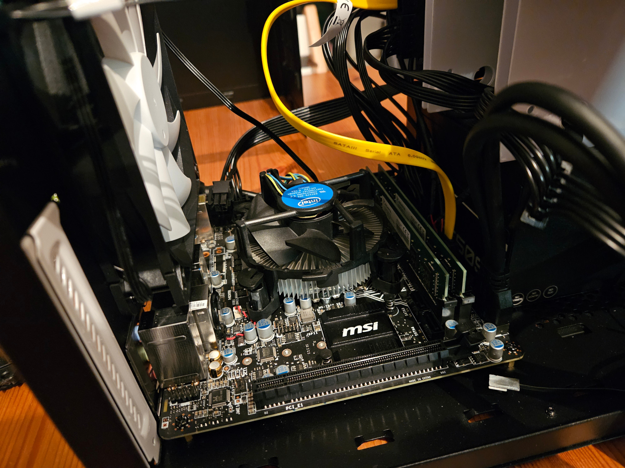 Fotografie otevřeného NAS serveru během instalace vnitřních komponent.