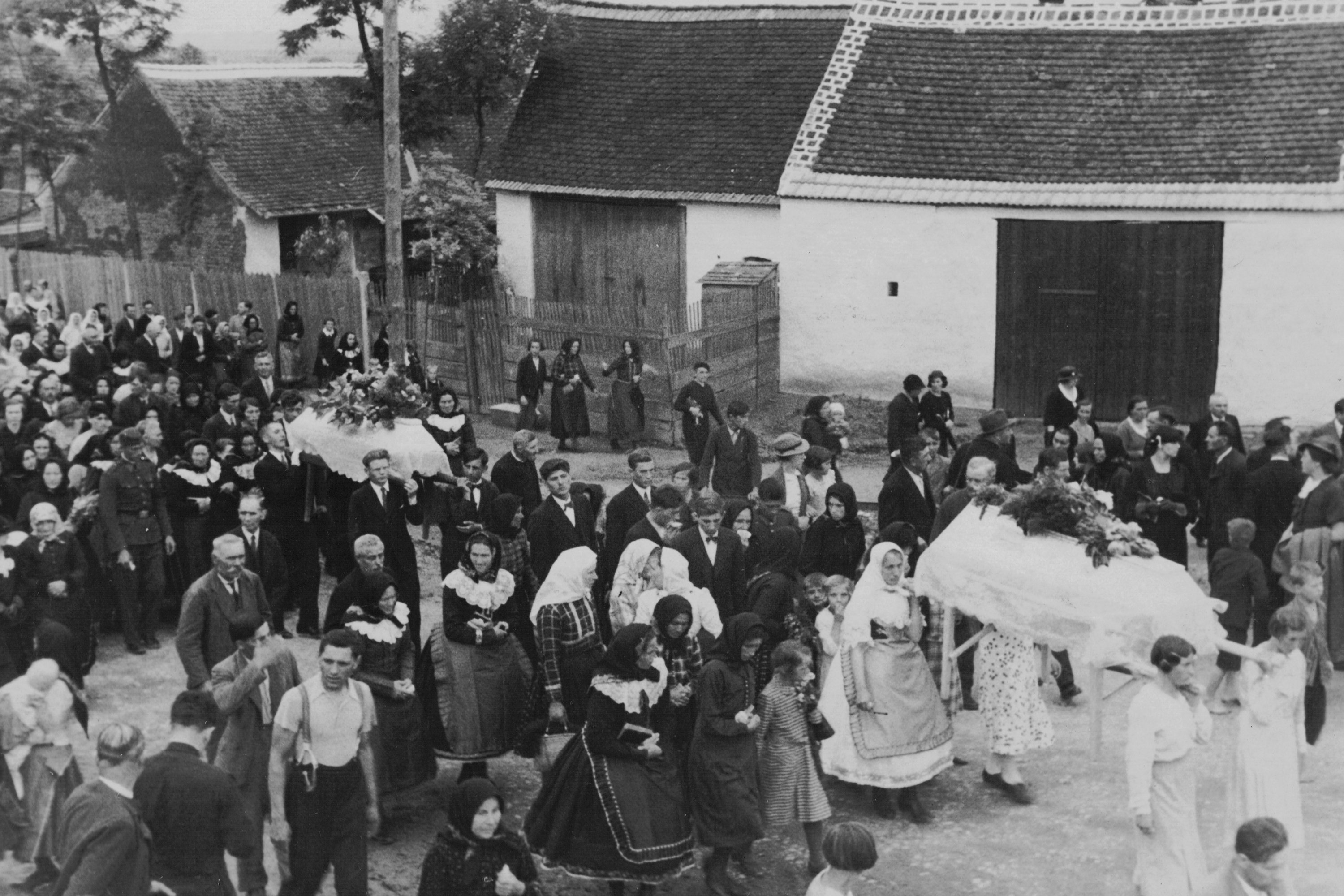 Fotografie jednoho z pohřebních průvodů.
