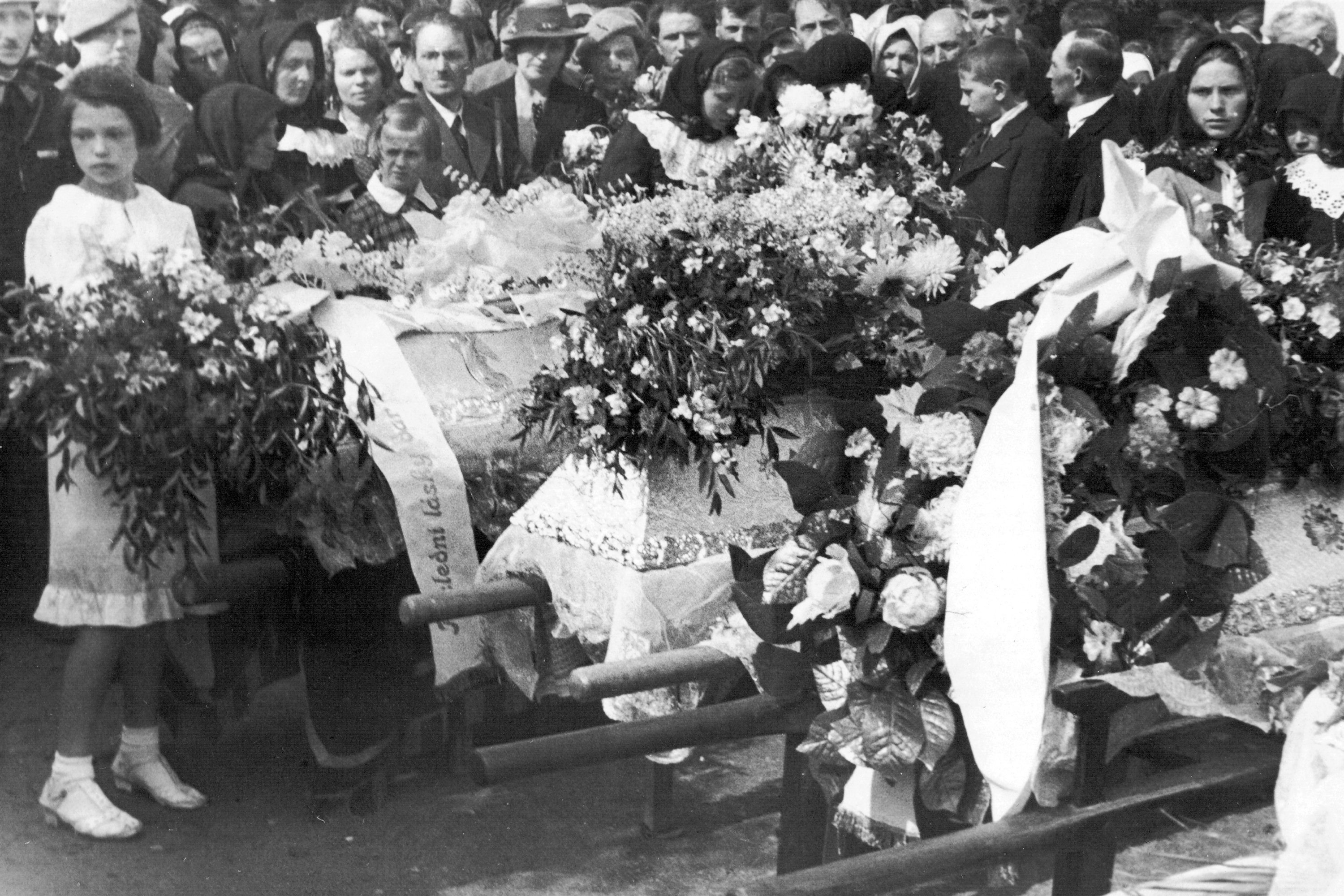 Fotografie hromadného pohřbu několika utonulých dětí, Rakvice před kostelem.