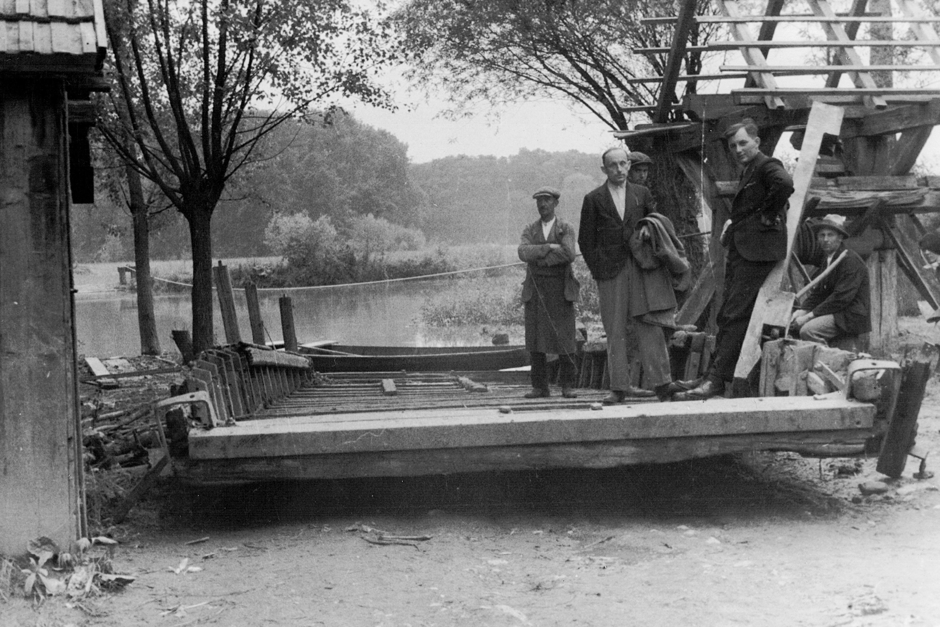 Fotografie poškozené pramice u řeky Dyje, která byla po tragedii vytažena na břeh.